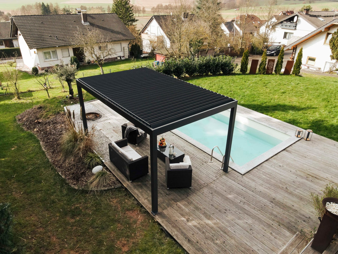 Piastra base in alluminio pieno 200×200 mm fissata su soletta in cemento durante installazione pergola bioclimatica
