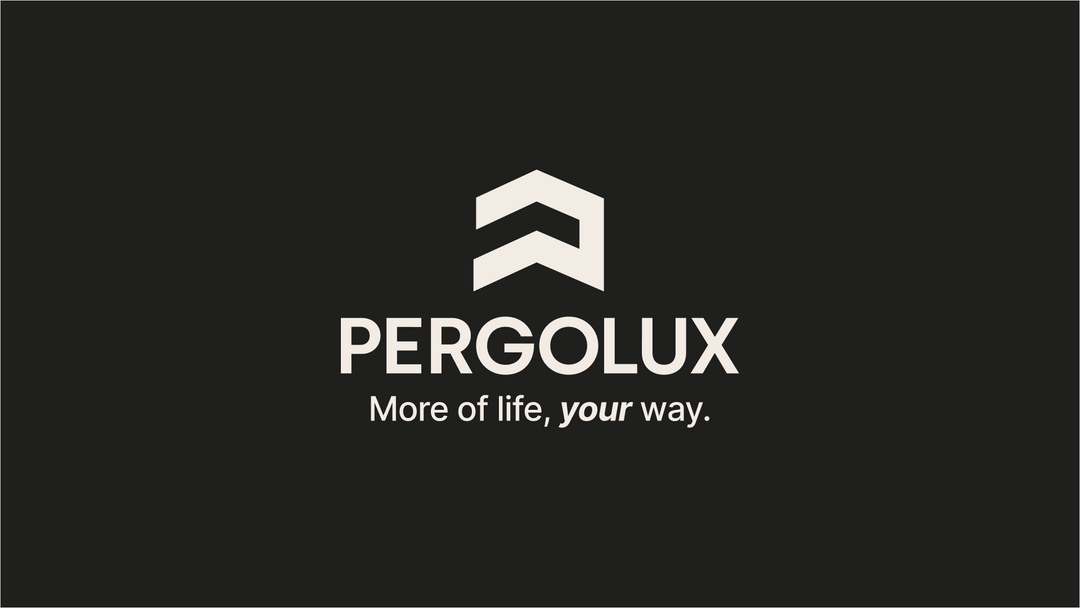 Logo PERGOLUX chiaro con simbolo a freccia su sfondo scuro, con lo slogan More of life, your way