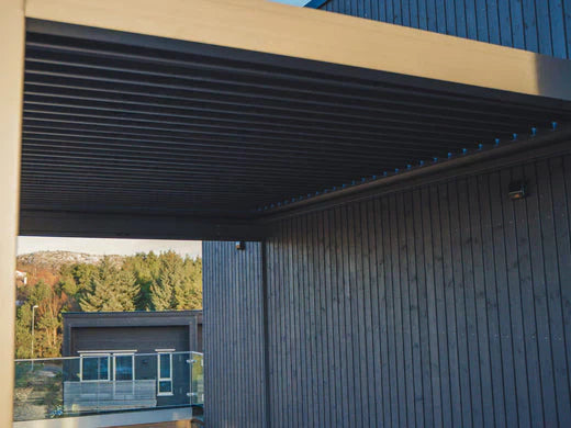 Fissare il tetto della terrazza al muro di casa