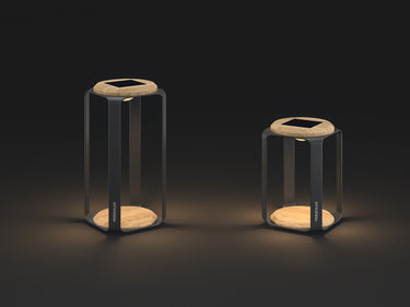 Due lanterne Everglow antracite, grande e media, accese con luce calda su sfondo scuro