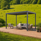 Pergola 4 antracite con tetto a lamelle su una pedana in legno con divano e poltrone, in un prato verde in collina