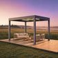 Pergola 4 Pro Max con luci LED su una pedana in legno in mezzo a un prato al tramonto, con divano e poltrone