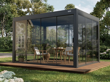 Pergola antracite su una pedana in legno con pareti in vetro scorrevoli con telaio chiuse su tre lati