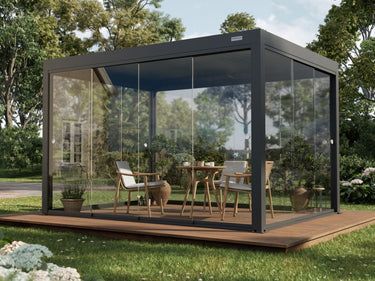 Pergola antracite su una pedana in legno con pareti in vetro scorrevoli senza telaio e piccole maniglie