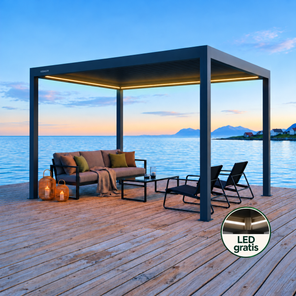 Pergola bioclimatica PERGOLUX Pergola 4 Pro antracite con LED bianchi accesi e badge LED gratis compatto, su un pontile in legno sul mare al crepuscolo.